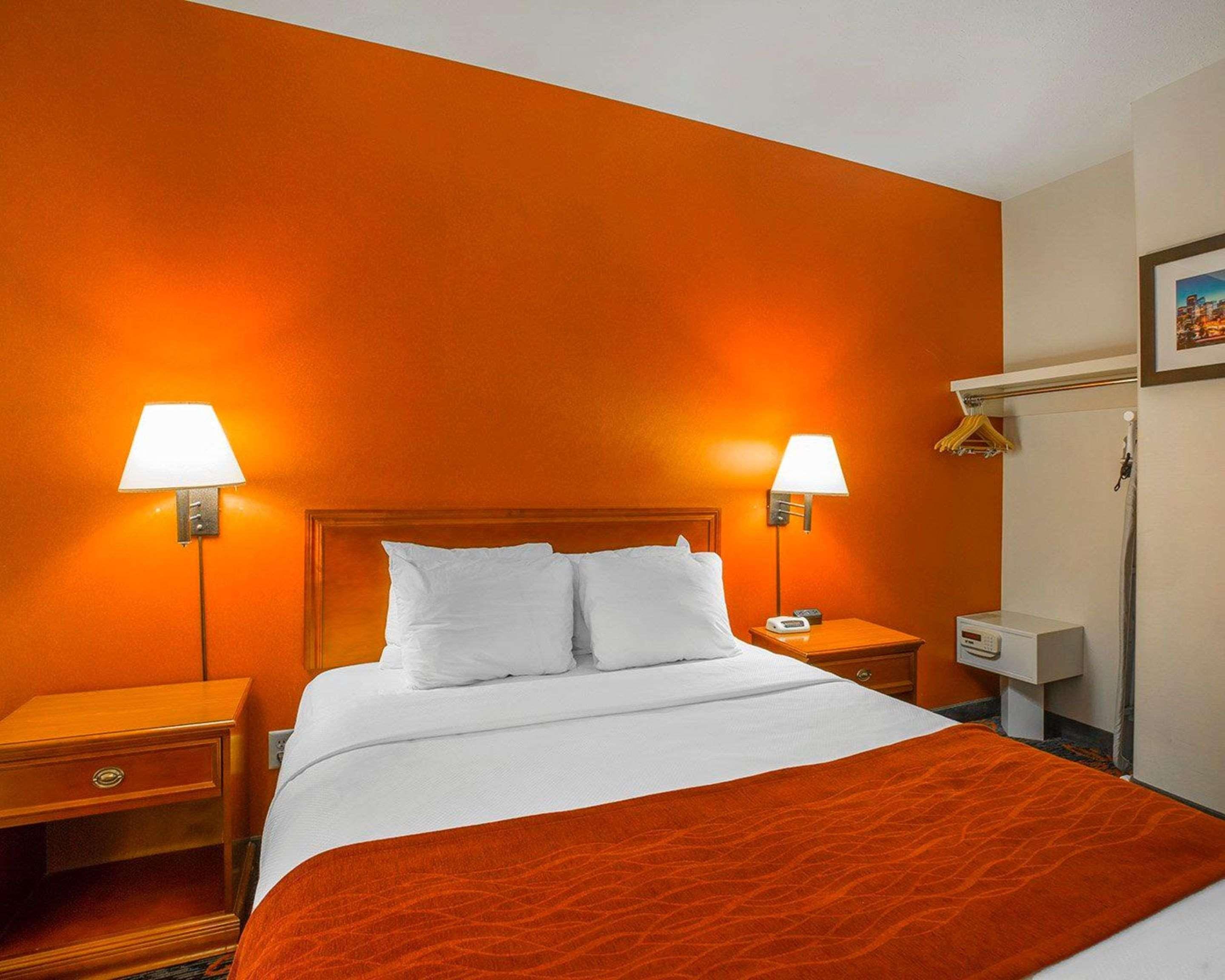 Comfort Inn & Suites University Calgary Exterior photo