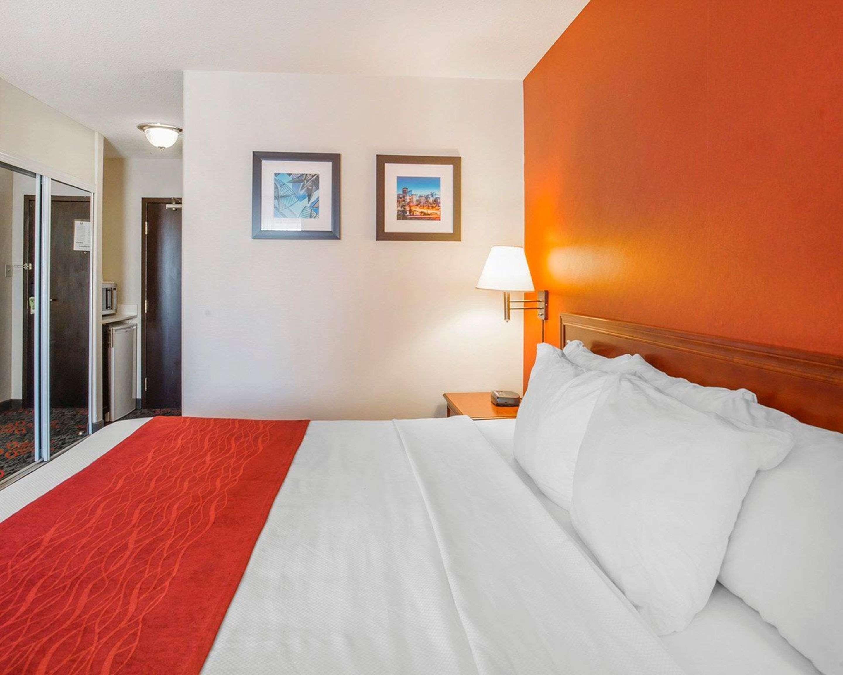 Comfort Inn & Suites University Calgary Exterior photo